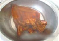苦瓜炒腊猪耳朵的做法 步骤2