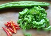 苦瓜炒腊猪耳朵的做法 步骤4