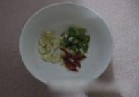 炝炒酸辣包菜的做法 步骤2