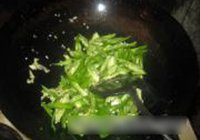 青椒炒鸡蛋的做法 步骤7