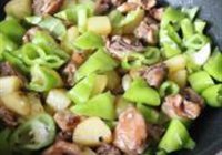 土豆烧鸡的做法 步骤7
