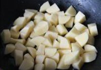 土豆烧鸡的做法 步骤5