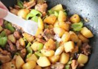 土豆烧鸡的做法 步骤9