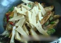 面筋闷小白鱼的做法 步骤6