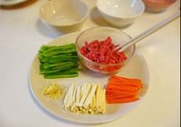 青椒豆干炒牛肉丝的做法 步骤3