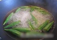 秋葵果仁炒牛肉粒的做法 步骤2