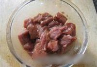 秋葵果仁炒牛肉粒的做法 步骤1