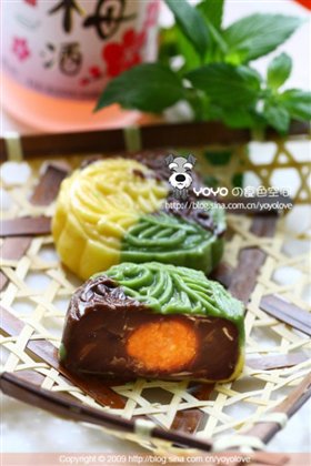 莲蓉蛋黄五彩冰皮月饼