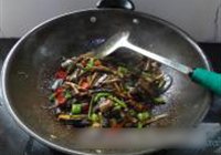 双椒炒鳝鱼段的做法 步骤7