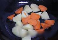 土豆烧牛肉的做法 步骤3