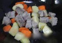 土豆烧牛肉的做法 步骤4