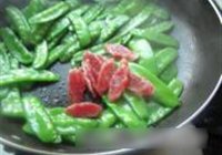 荷兰豆炒腊肠的做法 步骤5
