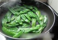 荷兰豆炒腊肠的做法 步骤4