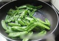 荷兰豆炒腊肠的做法 步骤3
