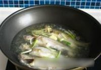 清炖小鲈鱼的做法 步骤4