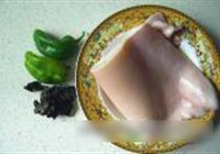 木耳青椒炒鱿鱼的做法 步骤1