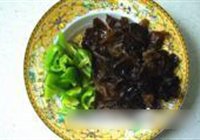 木耳青椒炒鱿鱼的做法 步骤3