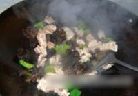 木耳青椒炒鱿鱼的做法 步骤7