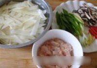 香菇土豆炒鸡片的做法 步骤1