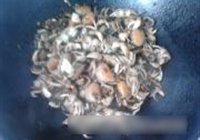 爆炒小毛蟹的做法 步骤6