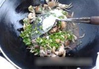爆炒小毛蟹的做法 步骤5
