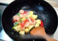 菠萝炒虾球的做法 步骤8