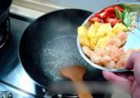 菠萝炒虾球的做法 步骤7
