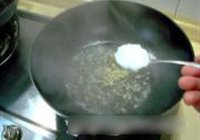 菠萝炒虾球的做法 步骤5