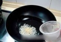 菠萝炒虾球的做法 步骤3