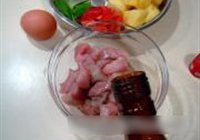 菠萝咕噜肉的做法 步骤1