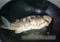 酱焖鲫鱼的做法 步骤3