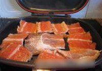 香料叶干煎三文鱼骨的做法 步骤3