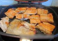 香料叶干煎三文鱼骨的做法 步骤4