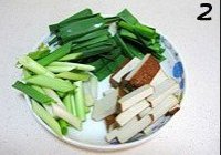 五花肉青蒜炒豆干的做法 步骤2