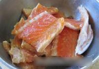 香料叶干煎三文鱼骨的做法 步骤2