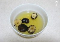 油豆腐香菇鸡腿煲的做法 步骤1