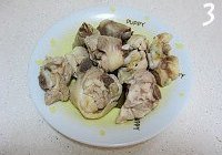 油豆腐香菇鸡腿煲的做法 步骤3