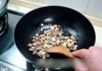 桃仁干煸鸭丁的做法 步骤2