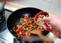桃仁干煸鸭丁的做法 步骤8