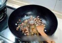 桃仁干煸鸭丁的做法 步骤4