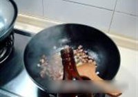 桃仁干煸鸭丁的做法 步骤3