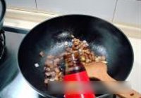 桃仁干煸鸭丁的做法 步骤5