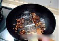 桃仁干煸鸭丁的做法 步骤6