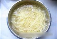 茄汁土豆丝的做法 步骤1