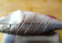 清蒸鲈鱼的做法 步骤3