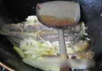 咸菜春笋烧小黄鱼的做法 步骤8