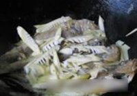 咸菜春笋烧小黄鱼的做法 步骤7