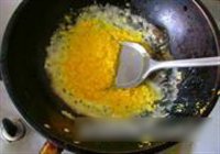 咸蛋黄烩豆腐的做法 步骤4