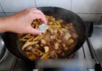笋菇烧肉的做法 步骤9