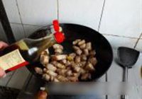 笋菇烧肉的做法 步骤5